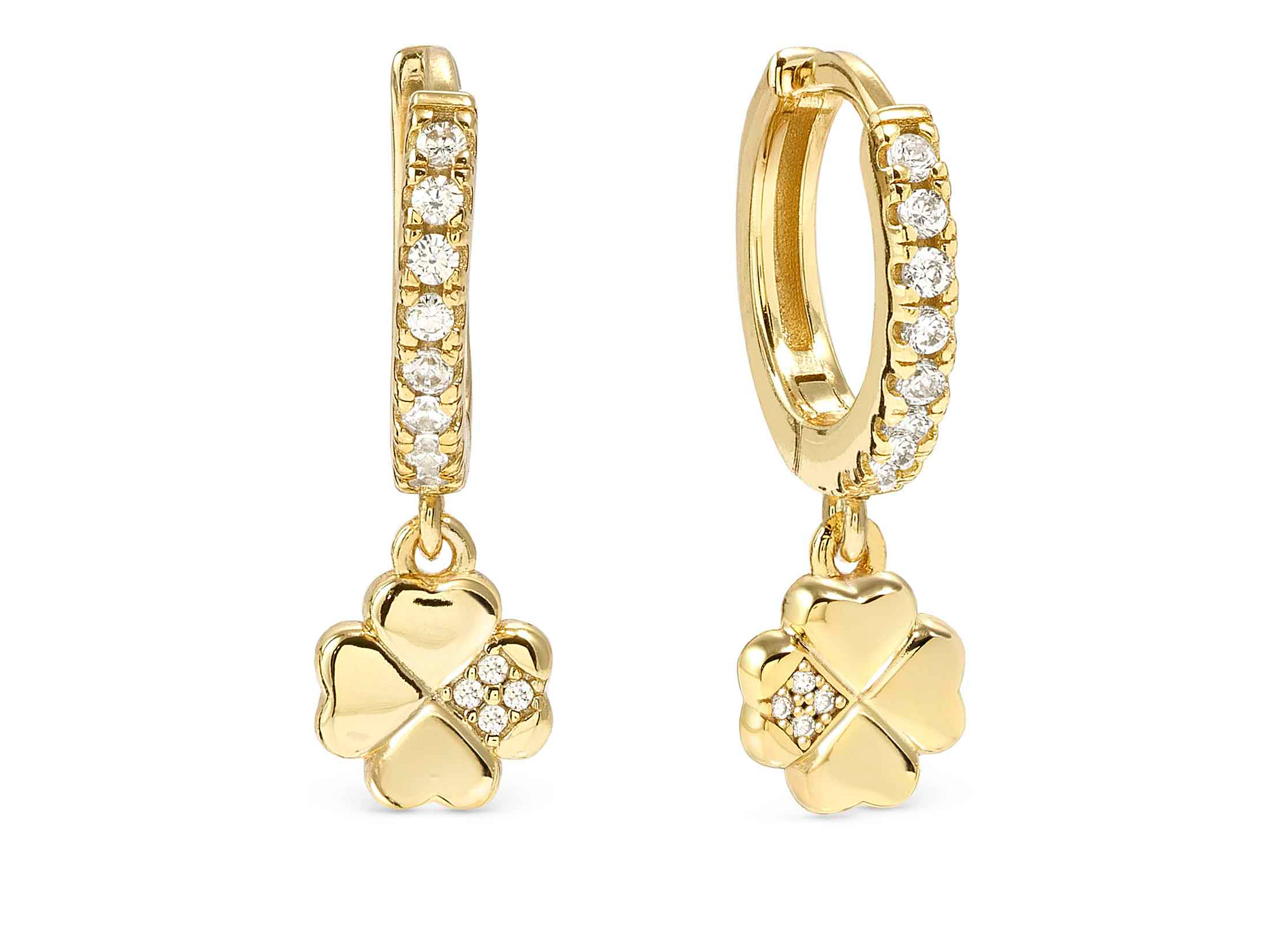 Die goldfarbenen Creolen aus Sterling Silber von Pandora zeigen ein GlücksKleeblatt, das mit Zirkonia verziert ist, und passen perfekt zu stylischen Outfits.