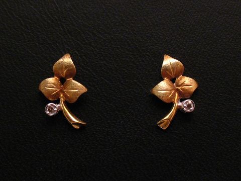 Ohrringe in Blattform aus Gold 585 mit einem Diamanten von 0,04 ct W/P, gefertigt vom Juwelier Harnisch, Brillant & Diamant. Ideal für elegante Akzente.