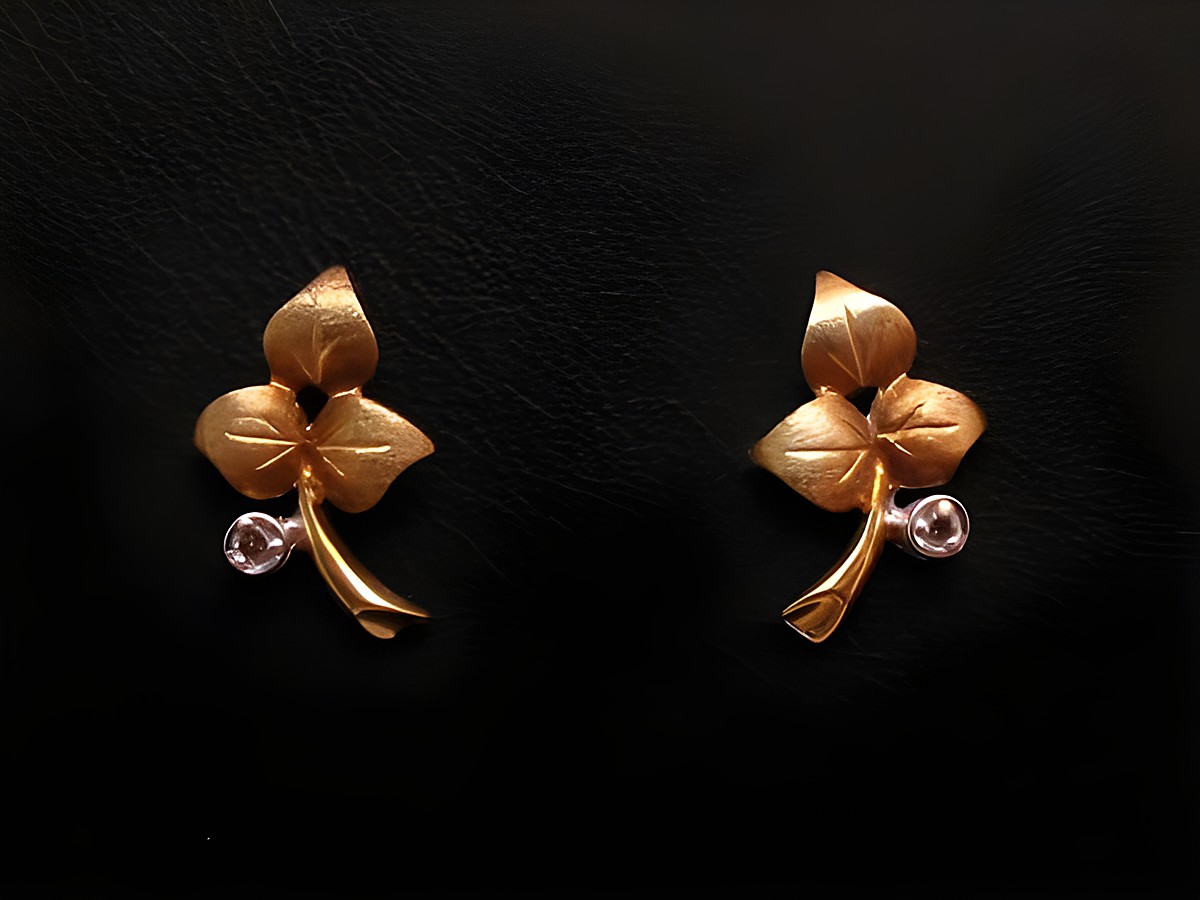 Ohrringe in Blattform aus Gold 585 mit einem Diamanten von 0,04 ct W/P, gefertigt vom Juwelier Harnisch, Brillant & Diamant. Ideal für elegante Akzente.