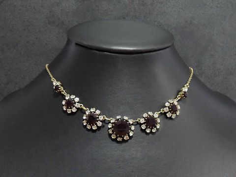 Stilvolle Strasskette in Granatrot-Weiß, 43 cm, goldfarbene Fassung, Hersteller Juwelier Harnisch, verleiht jedem Outfit Eleganz und Glanz.