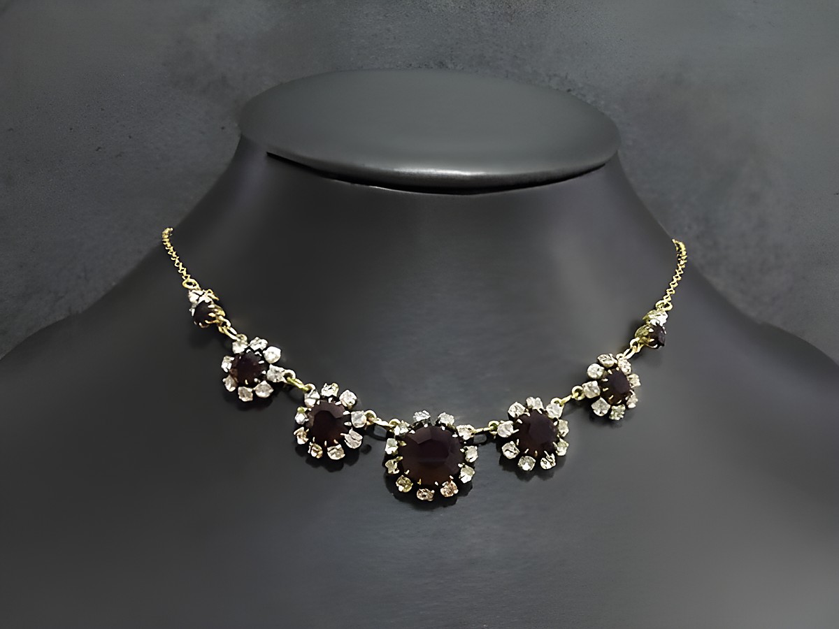 Stilvolle Strasskette in Granatrot-Weiß, 43 cm, goldfarbene Fassung, Hersteller Juwelier Harnisch, verleiht jedem Outfit Eleganz und Glanz.
