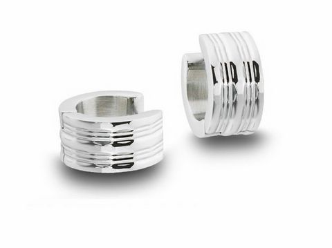 Edelstahl Creolen mit Funkelschliff, silberfarben, 1,3 cm Durchmesser und 6,8 mm Breite, hergestellt von Juwelier Harnisch, modernes und zeitloses Schmuckdesign.