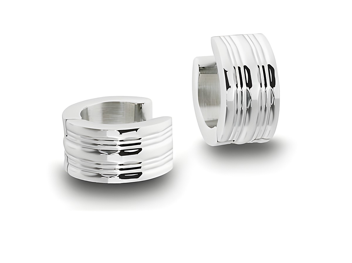 Edelstahl Creolen mit Funkelschliff, silberfarben, 1,3 cm Durchmesser und 6,8 mm Breite, hergestellt von Juwelier Harnisch, modernes und zeitloses Schmuckdesign.