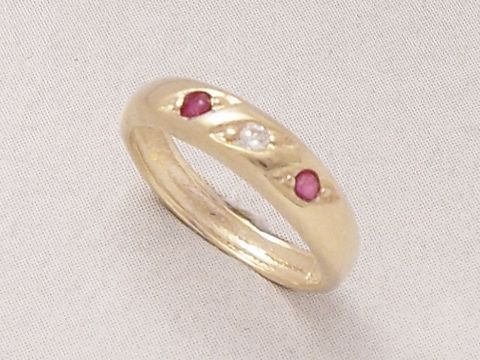 Gold Taufring mit Rubinen und Zirkonia, ideal als Taufgeschenk, gefertigt aus Gold 333 von Juwelier Harnisch. Elegantes Design mit drei farbigen Steinen.