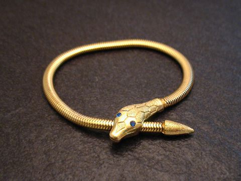 Schlangen Y Armband gut vergoldet 17 cm City Blau von Juwelier Harnisch zeigt ein elegantes, geschmeidiges Armband mit Schlangenmotiv und blauen Akzenten.