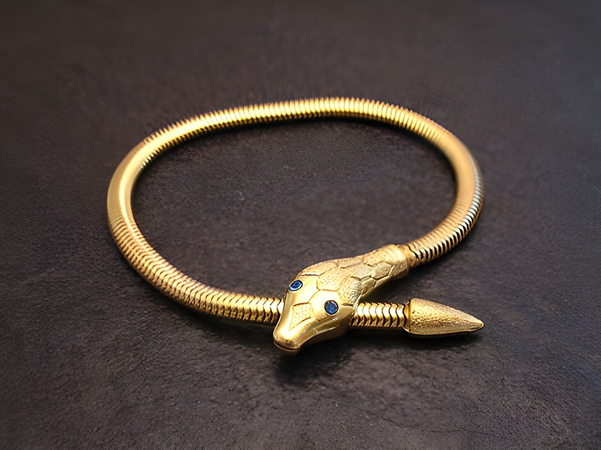 Schlangen Y Armband gut vergoldet 17 cm City Blau von Juwelier Harnisch zeigt ein elegantes, geschmeidiges Armband mit Schlangenmotiv und blauen Akzenten.