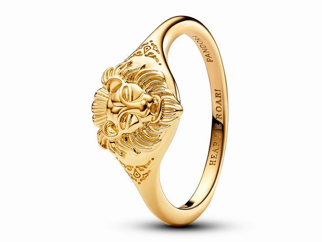 Ring aus vergoldetem Metall mit einem detaillierten Löwenkopf-Design, inspiriert von Game of Thrones. Größe 58, glänzender Look, elegant und aus der Pandora Kollektion.