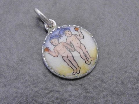 Silber Anhänger Sternzeichen Zwillinge mit Emaille, zeigt zwei mannigfaltige Figuren und ist vom Hersteller Juwelier Harnisch. Ideal für Sternzeichenliebhaber.