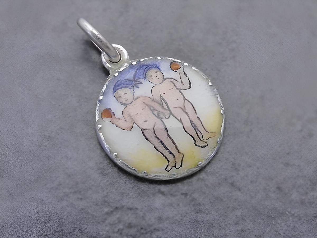 Silber Anhänger Sternzeichen Zwillinge mit Emaille, zeigt zwei mannigfaltige Figuren und ist vom Hersteller Juwelier Harnisch. Ideal für Sternzeichenliebhaber.