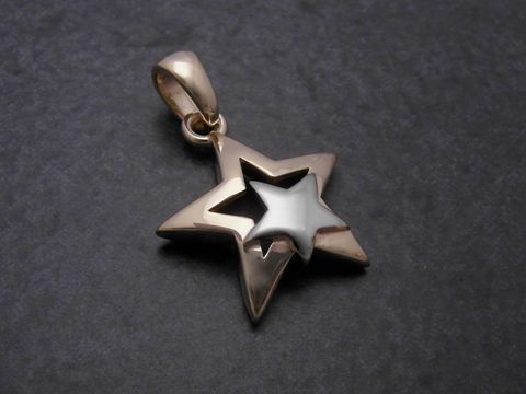 Gold Anhänger in Form eines Sterns, gelb bicolor, kombiniert mit einer Innenform in Weiß, Hersteller Juwelier Harnisch, ideal für Sonnen, Mond und Sterne Liebhaber.