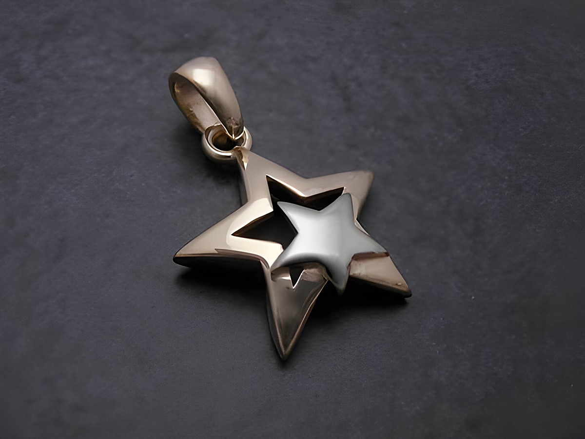 Gold Anhänger in Form eines Sterns, gelb bicolor, kombiniert mit einer Innenform in Weiß, Hersteller Juwelier Harnisch, ideal für Sonnen, Mond und Sterne Liebhaber.
