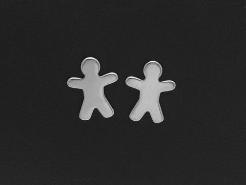 Edelstahl Ohrringe in Form von Männchen als Ohrstecker, hergestellt von Juwelier Harnisch, glänzende Edelstahl Stecker, modernes und kreatives Design.