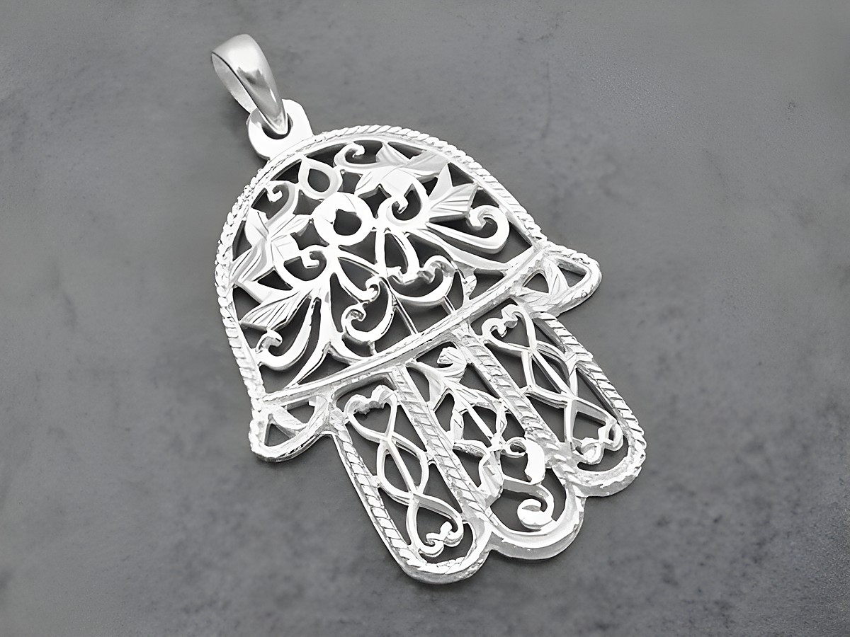 Silber Anhänger in Form der Hand der Fatima, filigran gestaltetes Design, schützend und religiös, Hersteller: Juwelier Harnisch.