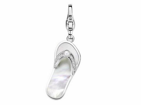 Der Ti Sento XXL Charm 8496ZI zeigt einen eleganten Flip Flop in Perlmuttoptik mit funkelnden Details. Ein stilvolles Schmuckstück für jeden Anlass.
