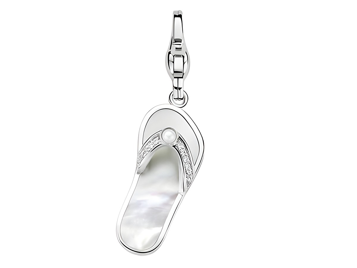 Der Ti Sento XXL Charm 8496ZI zeigt einen eleganten Flip Flop in Perlmuttoptik mit funkelnden Details. Ein stilvolles Schmuckstück für jeden Anlass.