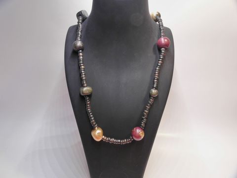 Bunte Holzkette mit einem Durchmesser von 19 mm und einer Länge von 90 cm, hergestellt von Juwelier Harnisch, vielseitiger Holzschmuck ideal für verschiedene Outfits.