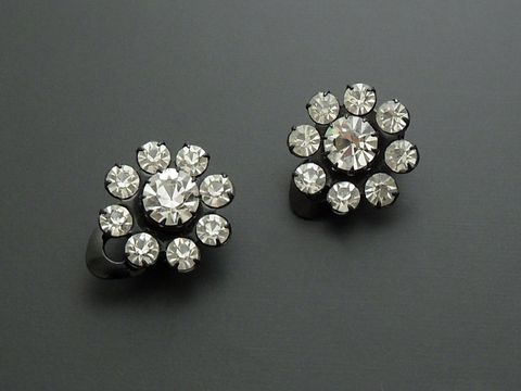 Strass Ohrclip aufregend in Weiß, hergestellt von Juwelier Harnisch, mit funkelnden Strasssteinen, die in einer blütenförmigen Anordnung angeordnet sind, ideal für elegante Anlässe.