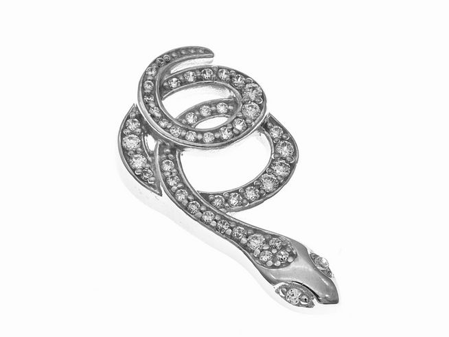 Ein silberrhodinierter Anhänger in Form einer Schlange, verziert mit weißen Zirkonia, der elegant geschwungen ist und einen modernen, tierischen Akzent setzt.