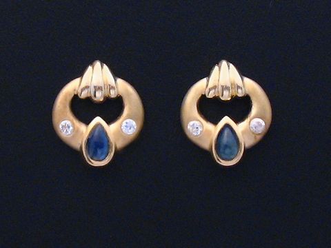 Ohrringe Saphir und Zirkonia in Gold 585, hochwertiger Ohrstecker von Juwelier Harnisch mit tropfenförmigem Saphir und funkelndem Zirkonia, elegantes Design.