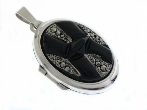 Ein elegantes schwarzes Medaillon mit Cabochon aus rhodiniertem Sterling Silber, verziert mit funkelnden Steinen und einem kunstvollen Design. Ideal für jeden Anlass.