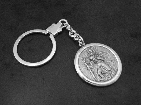 Christophorus Silber Schlüsselanhänger mit oxidiertem Finish, zeigt den Schutzpatron, hergestellt von Juwelier Harnisch, aus echtem Silber mit Karabiner und geschwungenem Ring.