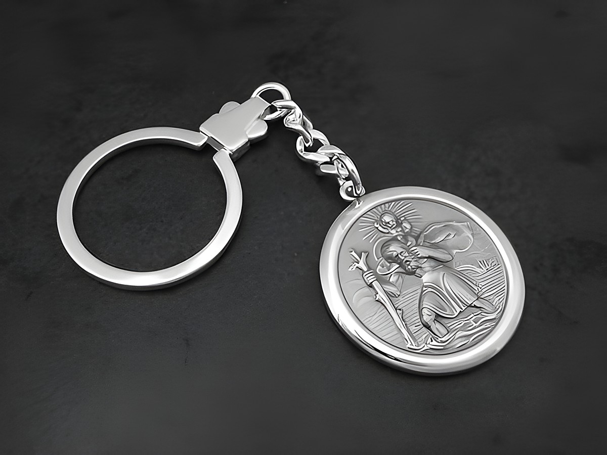 Christophorus Silber Schlüsselanhänger mit oxidiertem Finish, zeigt den Schutzpatron, hergestellt von Juwelier Harnisch, aus echtem Silber mit Karabiner und geschwungenem Ring.