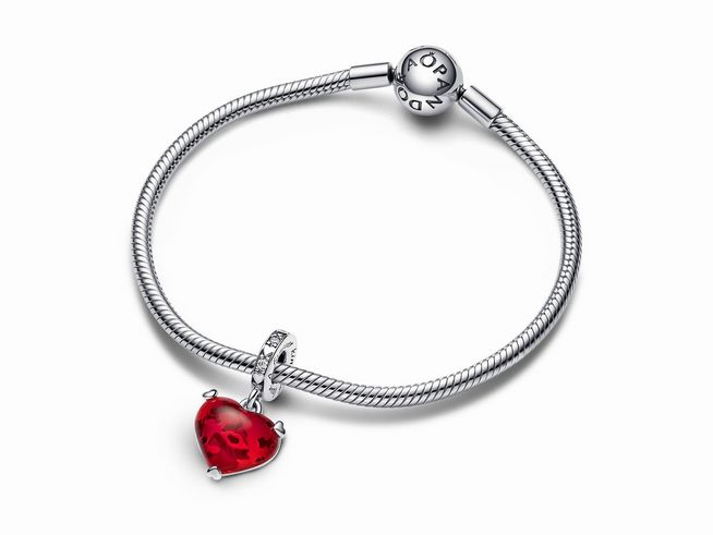 Pandora Disney Charm Anhänger 792522C01 mit Mickey und Minnie Mouse in Form eines roten Muranoglas Herzens, angebracht an einem silbernen Armband, Hersteller: Pandora, Disney Charms.