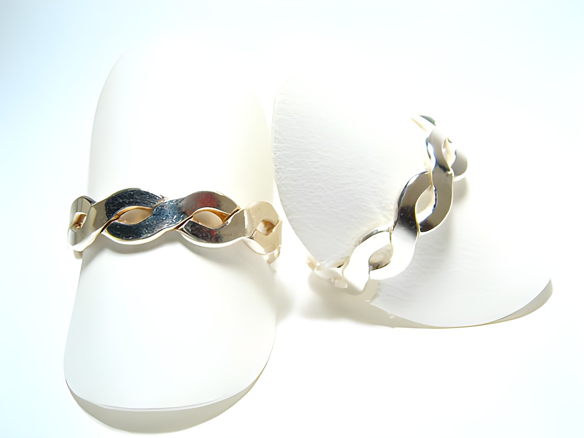 Silber Ring rhodiniert, verschlungen, Größe verstellbar, ohne Stein, Hersteller Juwelier Harnisch.