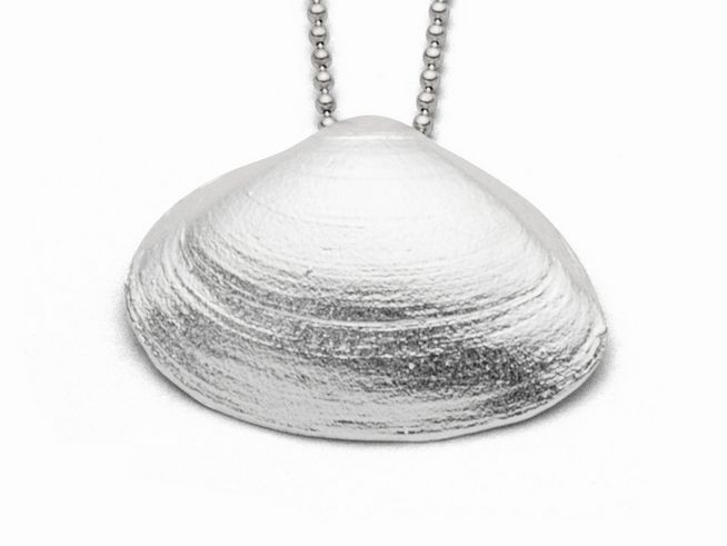 Sterling Silber Anhänger in Form einer Sandklaffmuschel mit feiner Oberflächenstruktur und einer Kette, ideal für einen eleganten Look, Hersteller DUR.