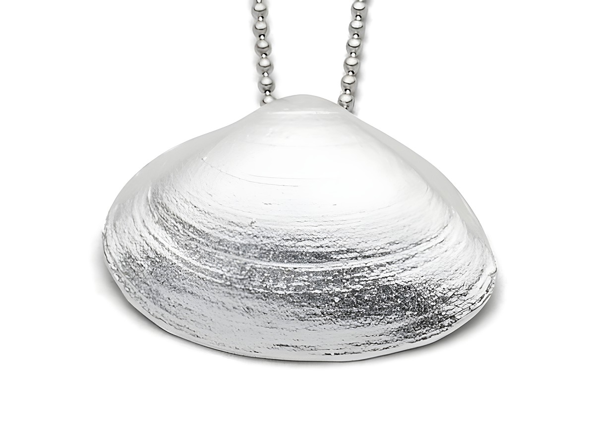 Sterling Silber Anhänger in Form einer Sandklaffmuschel mit feiner Oberflächenstruktur und einer Kette, ideal für einen eleganten Look, Hersteller DUR.