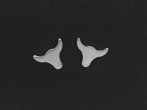 Edelstahl Ohrringe in Form von Stier Ohrsteckern, hergestellt von Juwelier Harnisch, glänzendes Edelstahl Design, ideal für besondere Anlässe und den Alltag.