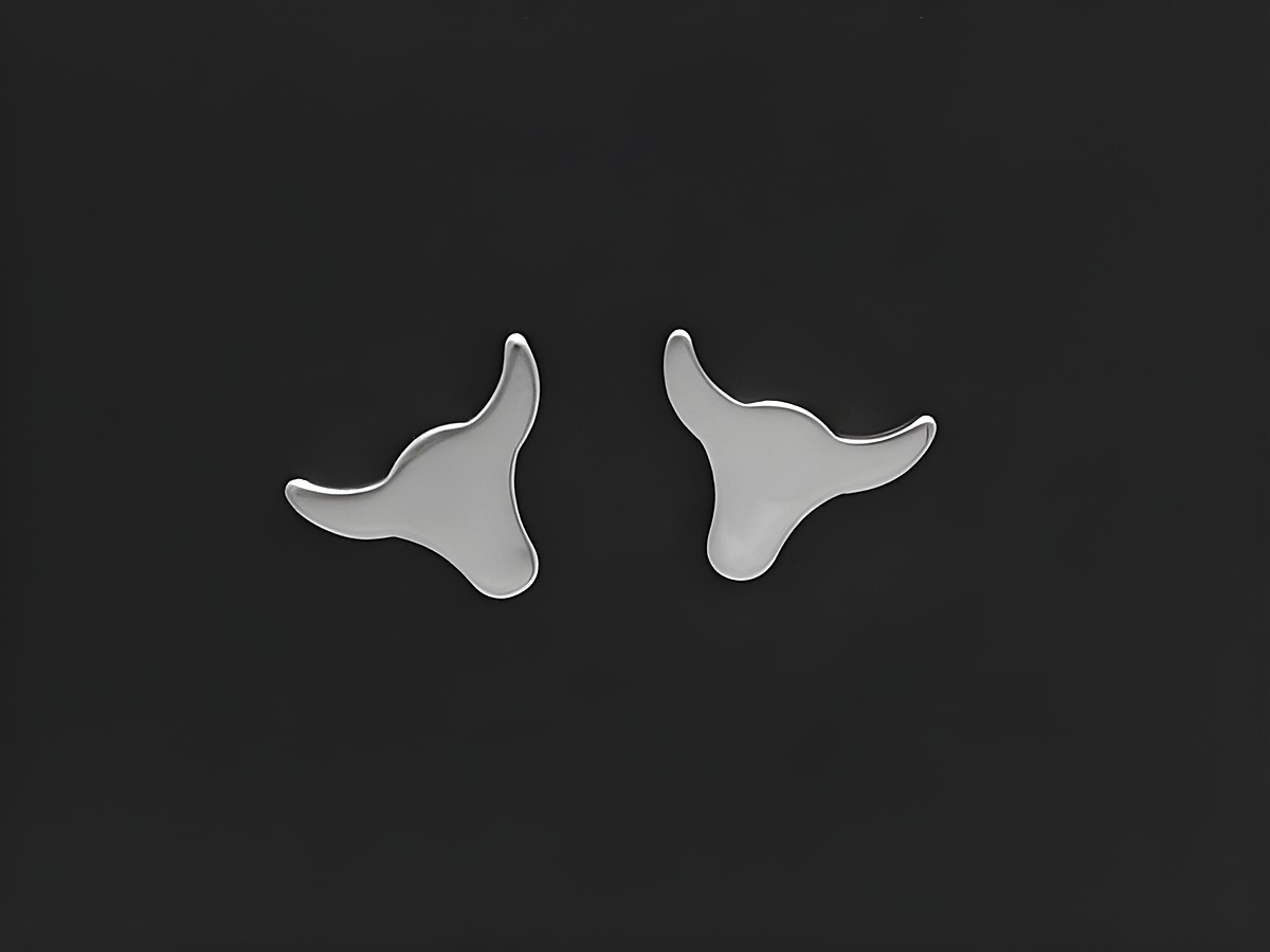 Edelstahl Ohrringe in Form von Stier Ohrsteckern, hergestellt von Juwelier Harnisch, glänzendes Edelstahl Design, ideal für besondere Anlässe und den Alltag.