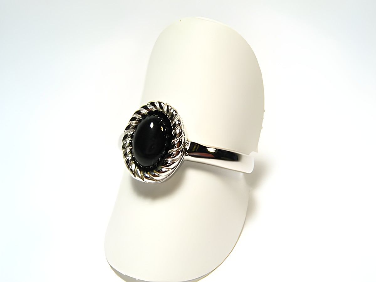 Feiner Designer Silber Ring rhodiniert mit Onyx aus den 70er Jahren, hergestellt von Juwelier Harnisch, individuell verstellbar. Der Ring hat ein elegantes, zeitloses Design.