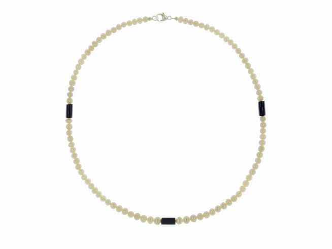 Perlenkette aus Süßwasser-Zuchtperlen in Weiß und Lapislazuli mit einem Durchmesser von 4,5-5 mm, Länge 44 cm, mit silbernem Verschluss, von Juwelier Harnisch.