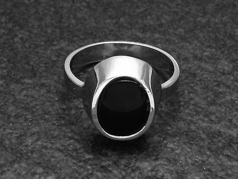 Silberring mit verstellbarem Band und ovalem Onyxstein, rhodiniert, im klassischen Design, angeboten vom Juwelier Harnisch.