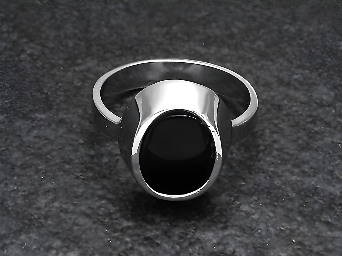 Silberring mit verstellbarem Band und ovalem Onyxstein, rhodiniert, im klassischen Design, angeboten vom Juwelier Harnisch.