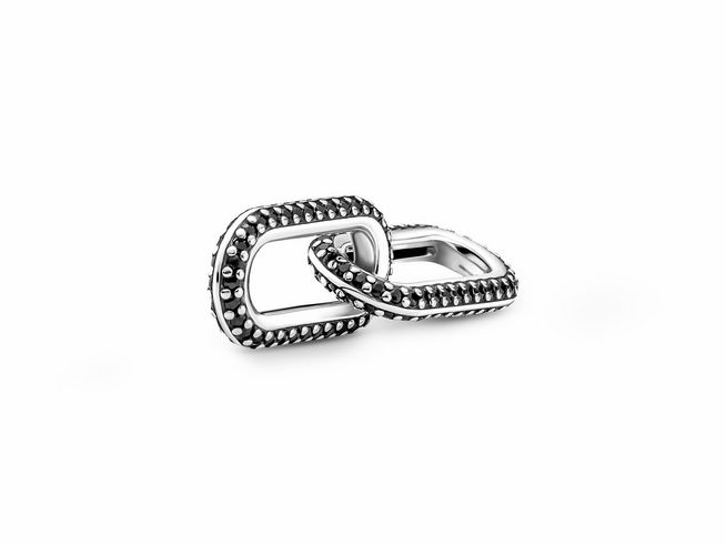 Zwei stilvolle Ohrringe aus Sterlingsilber in Form von doppelten rechteckigen Links, verziert mit schwarzen Kristallen und einem Pavé-Stil, ideal für eleganten Schmuck.