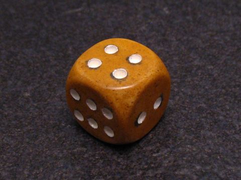 69412-0 Steinwürfel aus Achat in mittelbraun mit weißen Punkten, hergestellt von Juwelier Harnisch, als Glücksbringer geeignet. Ideal für Sammler und als Geschenk.