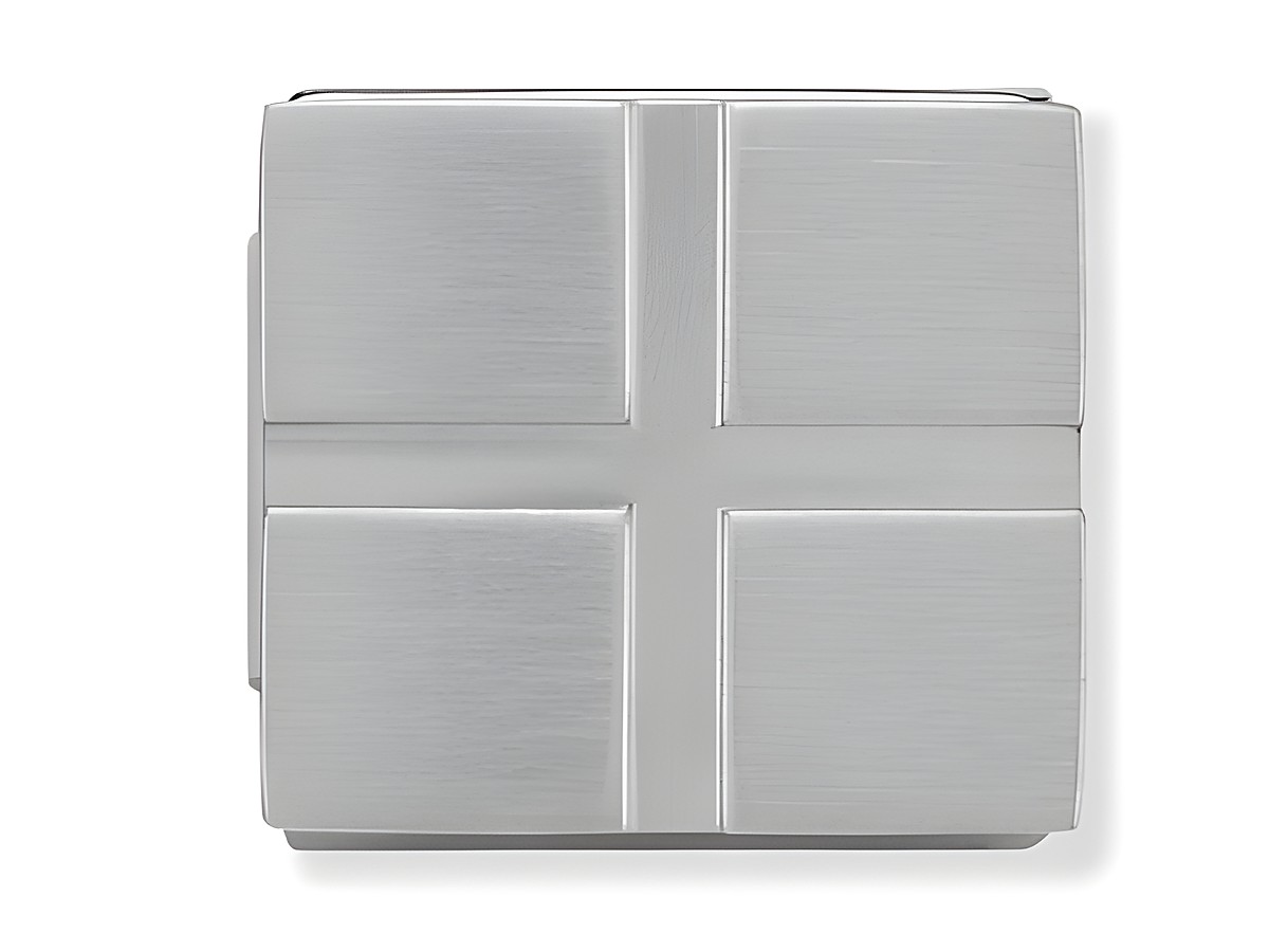 Edelstahl Gitter mattiert von Nomination Ikons zeigt ein minimalistisches, quadratisches Design mit vier gleichmäßigen Segmenten, ideal für individuellen Schmuck und Accessoires.