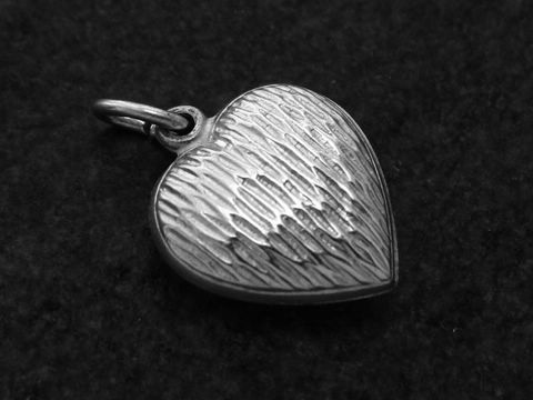 Herzanhänger mit Muster in Silber, plastisch gestaltet, Hersteller ist Juwelier Harnisch. Der Anhänger zeigt eine feine Oberflächenstruktur und wirkt edel und ansprechend.