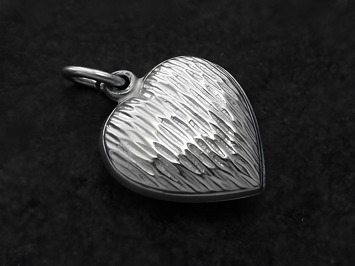 Herzanhänger mit Muster in Silber, plastisch gestaltet, Hersteller ist Juwelier Harnisch. Der Anhänger zeigt eine feine Oberflächenstruktur und wirkt edel und ansprechend.