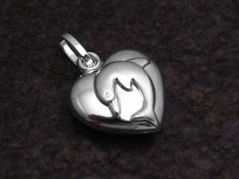 Anhänger Herz mit Delfin aus Sterling Silber, niedlich gestaltet, ideal für Tierliebhaber, Hersteller Juwelier Harnisch, ein wunderschönes Schmuckstück.