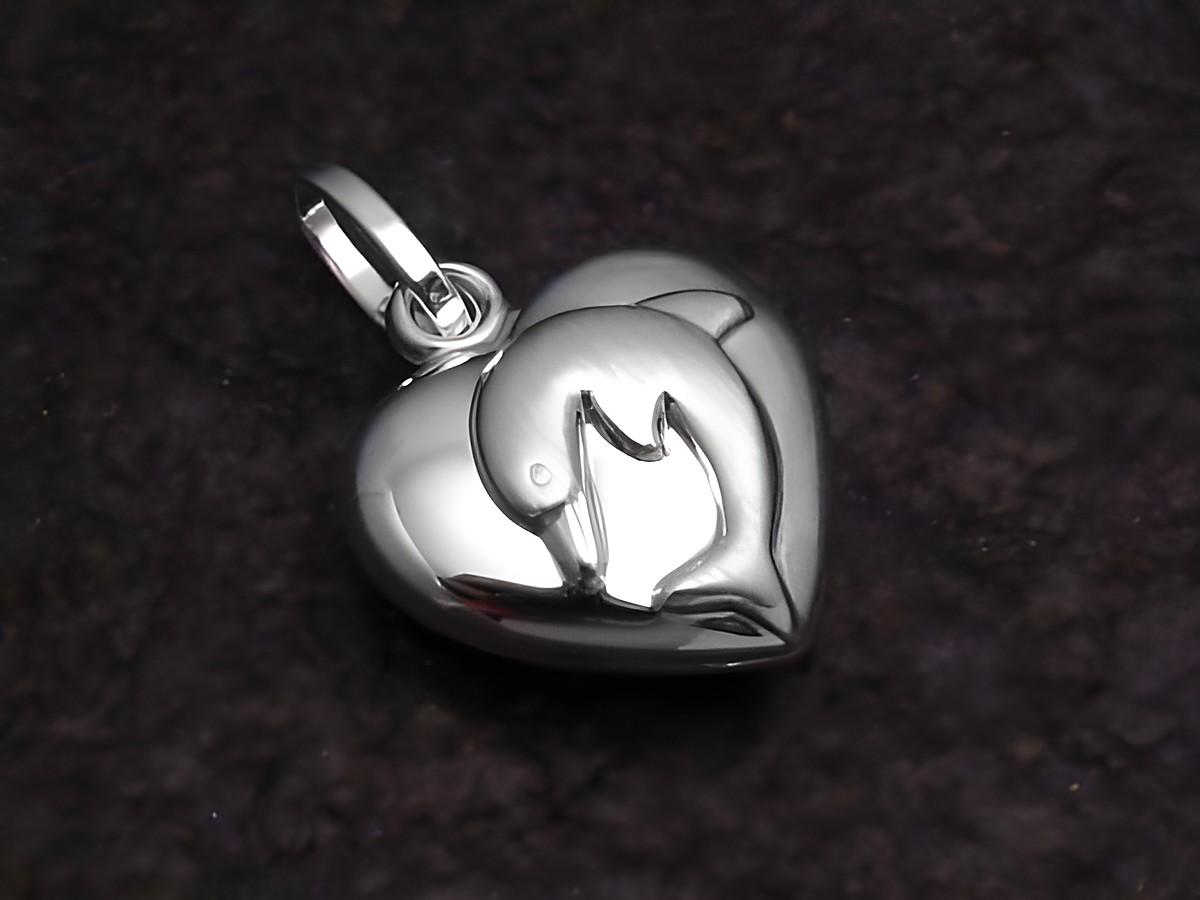 Anhänger Herz mit Delfin aus Sterling Silber, niedlich gestaltet, ideal für Tierliebhaber, Hersteller Juwelier Harnisch, ein wunderschönes Schmuckstück.