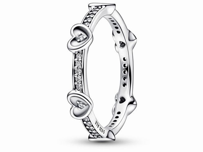 Strahlender Pandora Ring mit funkelnden Herzen aus Silber und Zirkonia, Größe 56, bietet eine elegante und romantische Ausstrahlung. Perfekt als besonderes Schmuckstück.