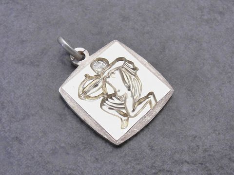 Silber vergoldet Anhänger Sternzeichen Schütze eckig bicolor von Juwelier Harnisch mit detailliertem Schütze-Motiv in der Mitte, ideal als besonderes Schmuckstück.