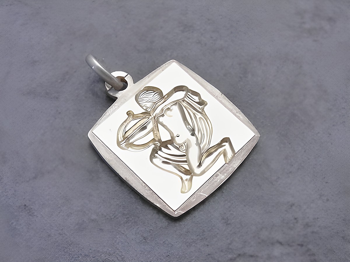 Silber vergoldet Anhänger Sternzeichen Schütze eckig bicolor von Juwelier Harnisch mit detailliertem Schütze-Motiv in der Mitte, ideal als besonderes Schmuckstück.
