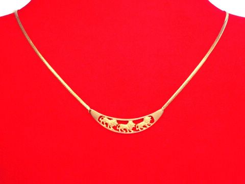 Collier Goldkette 333 mit einem mittleren Teil in Form eines Löwen aus leichtem Rosé- und Rotgold, Länge 46 cm, von Juwelier Harnisch, elegant präsentiert auf rotem Hintergrund.