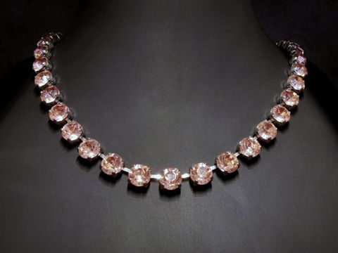 Schlichte elegante Strass Kette in Fuchsia, 40-43,5 cm, von Juwelier Harnisch, mit silberfarbener Fassung und funkelnden Strasssteinen für besondere Anlässe.