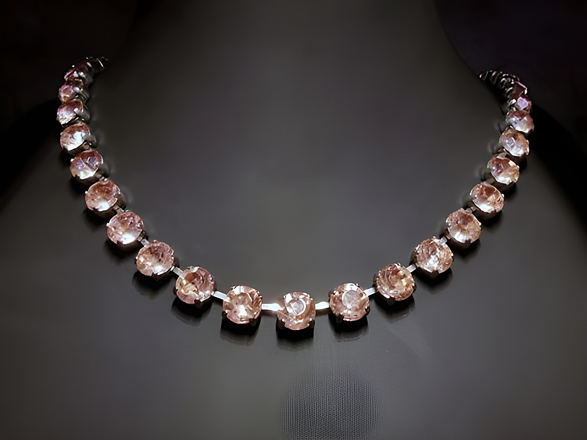 Schlichte elegante Strass Kette in Fuchsia, 40-43,5 cm, von Juwelier Harnisch, mit silberfarbener Fassung und funkelnden Strasssteinen für besondere Anlässe.