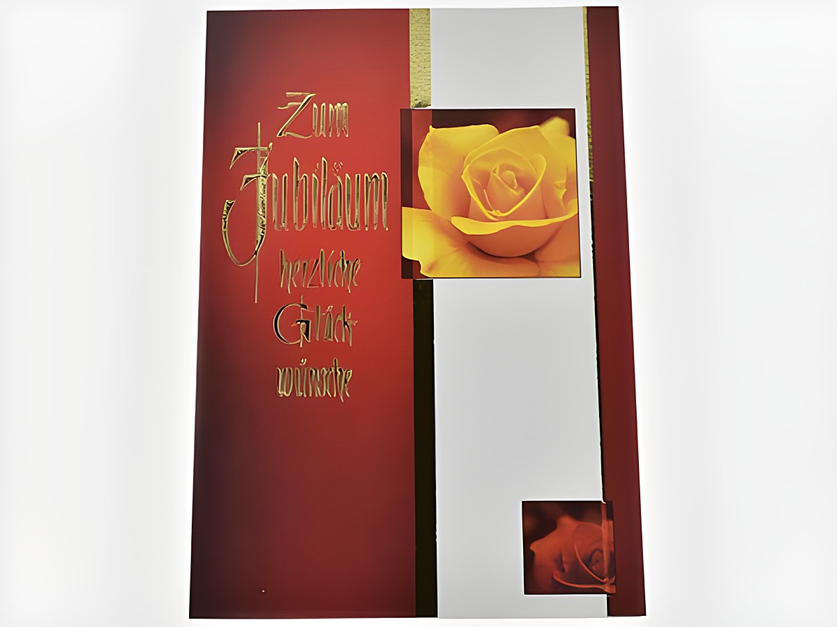Eine Glückwunschkarte in Rot mit der Aufschrift Zum Jubiläum. Auf der Karte ist eine gelbe Rosenblüte abgebildet, die einen festlichen und eleganten Eindruck vermittelt. Hersteller Juwelier Harnisch.